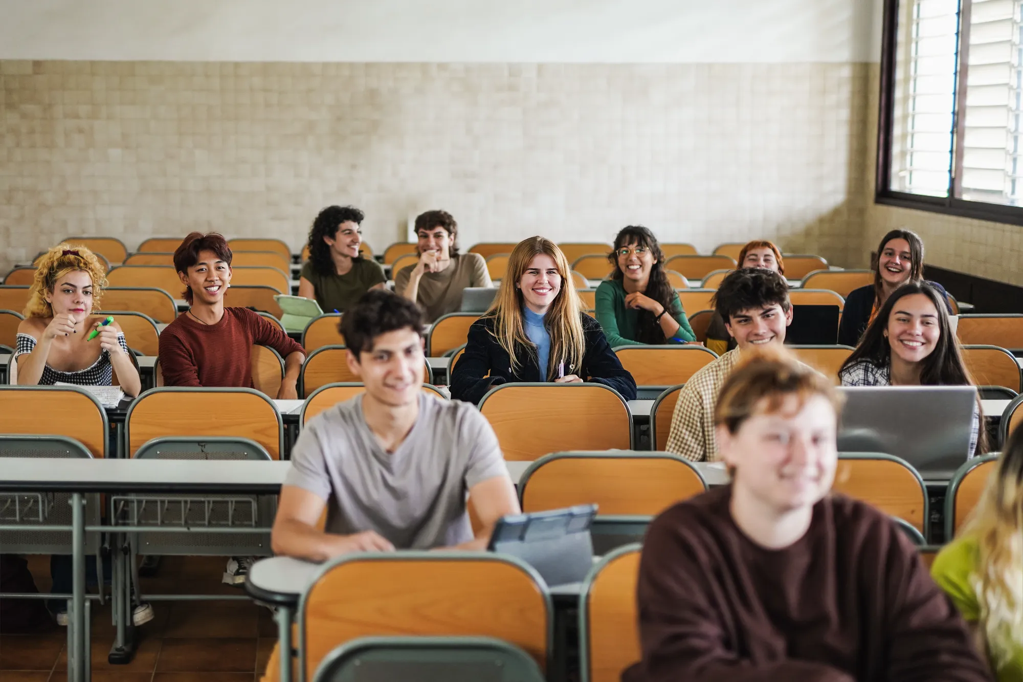 Étudiants souriants dans une salle de classe suisse